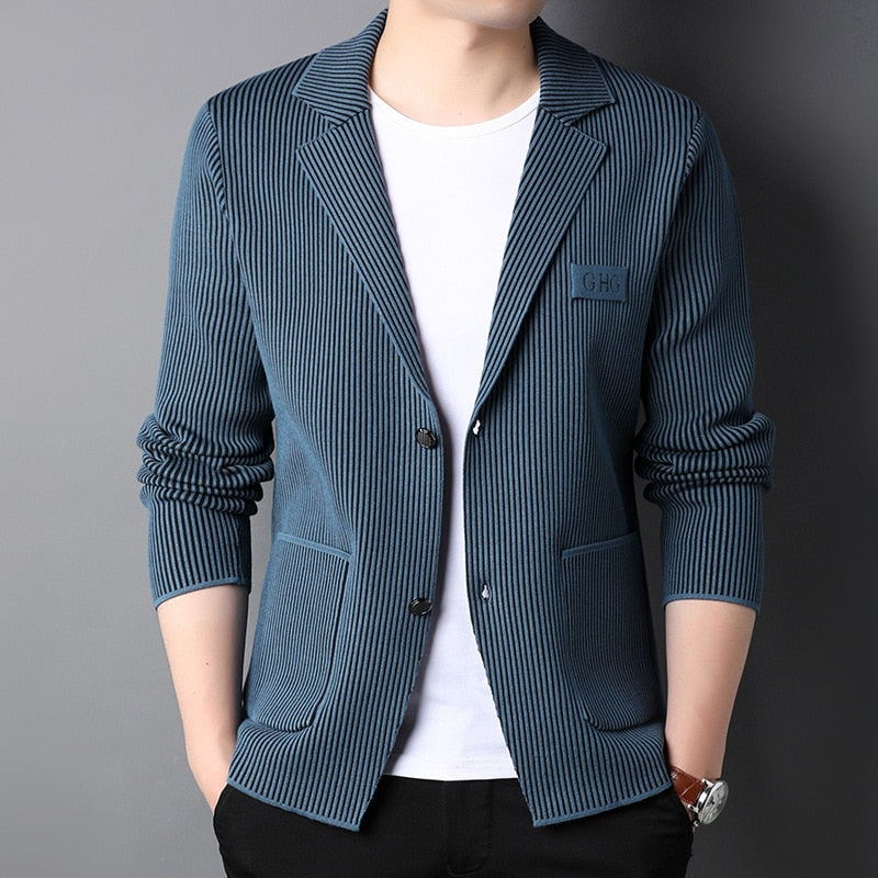 Blazer-Elegante-Alfaiataria-Moderno-CorteAjustado-TecidoPremium-CoresClássicas-Lapelas-TexturaSuave-DetalhesBotões-EstiloVersátil-SilhuetaMarcante-ElegânciaContemporânea-TendênciaFashion-AcabamentoImpecável-EssencialNoGuardaRoupa-Formalidade-Sofisticação-Distinto-UsoProfissional-CombinaçãoCamisa-EstiloRefinado-CasualChic-LookVersátil-Autêntico-ConfortoElegante-PersonalidadeNoVestuário-DetalhesLapela-ForroAltaQualidade-TonsClássicos-DesignExclusivo-VersatilidadeModa-EstiloExecutivo-TecidoLuxuoso