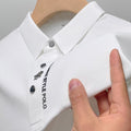 camisa-polo, moda-masculina, elegância-clássica, estilo-sofisticado, peça-iconica, design-minimalista, conforto-elegante, corte-impecável, detalhes-refinados, emblema-bordado, paleta-versátil, casual-elegante, sofisticação-atemporal, clássico-moderno, estilo-profissional, guarda-roupa-versátil, qualidade-premium, atenção-aos-detalhes, autenticidade-distinta, versatilidade-refinada  Editar texto alternativo