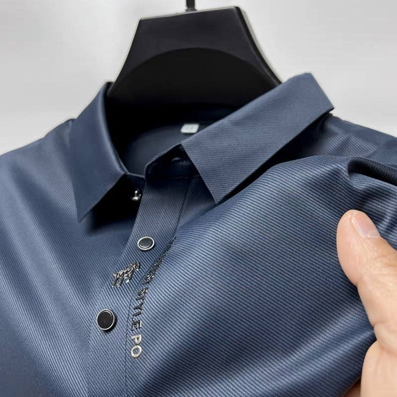 camisa-polo, moda-masculina, elegância-clássica, estilo-sofisticado, peça-iconica, design-minimalista, conforto-elegante, corte-impecável, detalhes-refinados, emblema-bordado, paleta-versátil, casual-elegante, sofisticação-atemporal, clássico-moderno, estilo-profissional, guarda-roupa-versátil, qualidade-premium, atenção-aos-detalhes, autenticidade-distinta, versatilidade-refinada  Editar texto alternativo