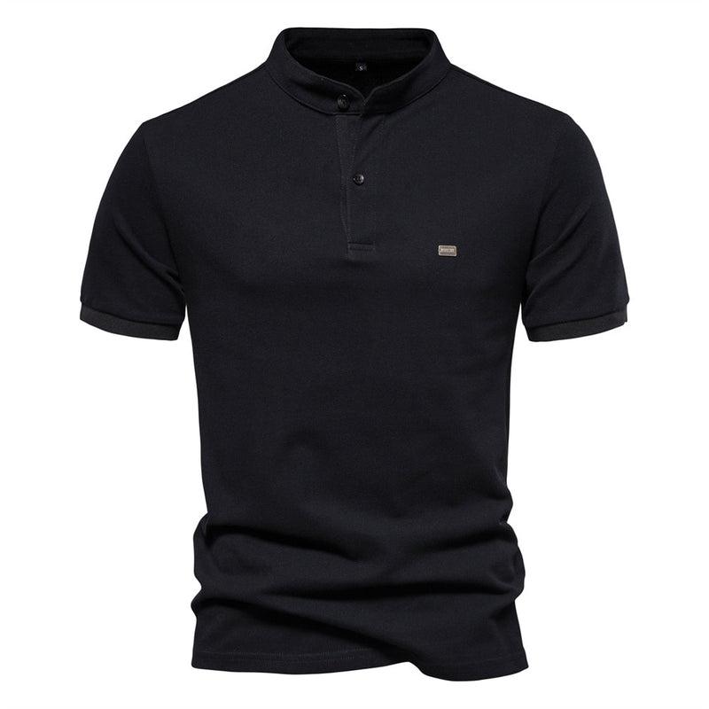 camisa-polo, moda-masculina, elegância-clássica, estilo-sofisticado, peça-iconica, design-minimalista, conforto-elegante, corte-impecável, detalhes-refinados, emblema-bordado, paleta-versátil, casual-elegante, sofisticação-atemporal, clássico-moderno, estilo-profissional, guarda-roupa-versátil, qualidade-premium, atenção-aos-detalhes, autenticidade-distinta, versatilidade-refinada  Editar texto alternativo