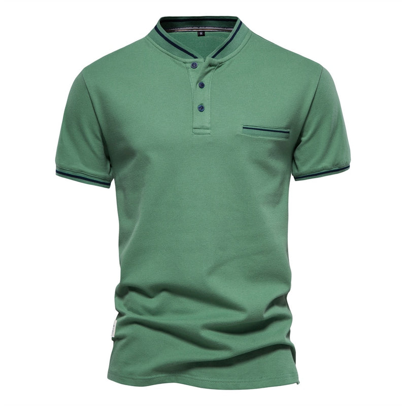 camisa-polo, moda-masculina, elegância-clássica, estilo-sofisticado, peça-iconica, design-minimalista, conforto-elegante, corte-impecável, detalhes-refinados, emblema-bordado, paleta-versátil, casual-elegante, sofisticação-atemporal, clássico-moderno, estilo-profissional, guarda-roupa-versátil, qualidade-premium, atenção-aos-detalhes, autenticidade-distinta, versatilidade-refinada