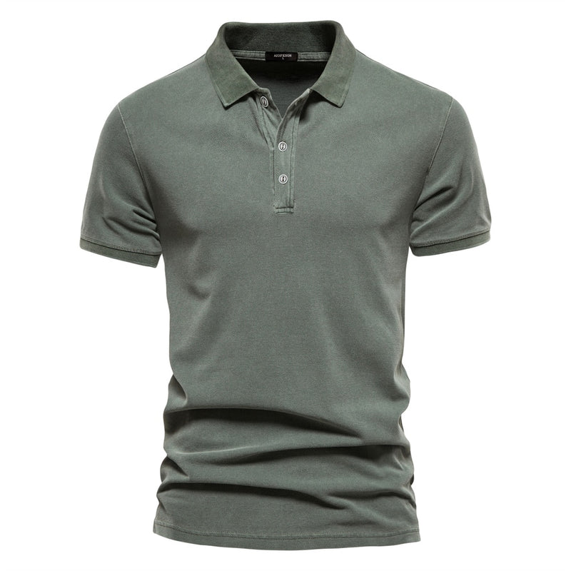 camisa-polo, moda-masculina, elegância-clássica, estilo-sofisticado, peça-iconica, design-minimalista, conforto-elegante, corte-impecável, detalhes-refinados, emblema-bordado, paleta-versátil, casual-elegante, sofisticação-atemporal, clássico-moderno, estilo-profissional, guarda-roupa-versátil, qualidade-premium, atenção-aos-detalhes, autenticidade-distinta, versatilidade-refinada