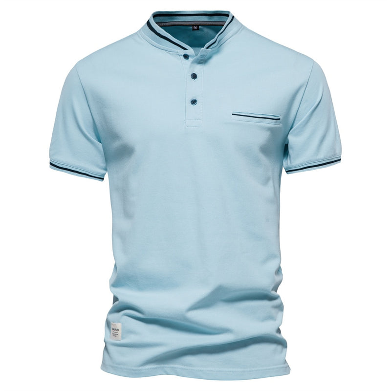 camisa-polo, moda-masculina, elegância-clássica, estilo-sofisticado, peça-iconica, design-minimalista, conforto-elegante, corte-impecável, detalhes-refinados, emblema-bordado, paleta-versátil, casual-elegante, sofisticação-atemporal, clássico-moderno, estilo-profissional, guarda-roupa-versátil, qualidade-premium, atenção-aos-detalhes, autenticidade-distinta, versatilidade-refinada