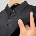 camisa-polo, moda-masculina, elegância-clássica, estilo-sofisticado, peça-iconica, design-minimalista, conforto-elegante, corte-impecável, detalhes-refinados, emblema-bordado, paleta-versátil, casual-elegante, sofisticação-atemporal, clássico-moderno, estilo-profissional, guarda-roupa-versátil, qualidade-premium, atenção-aos-detalhes, autenticidade-distinta, versatilidade-refinada  Editar texto alternativo