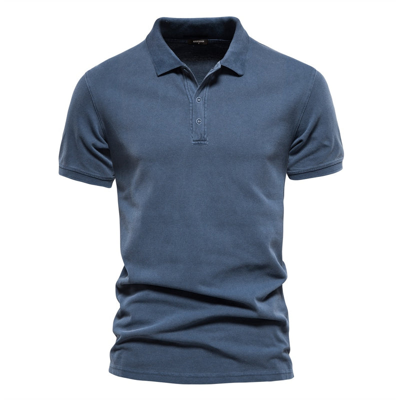 camisa-polo, moda-masculina, elegância-clássica, estilo-sofisticado, peça-iconica, design-minimalista, conforto-elegante, corte-impecável, detalhes-refinados, emblema-bordado, paleta-versátil, casual-elegante, sofisticação-atemporal, clássico-moderno, estilo-profissional, guarda-roupa-versátil, qualidade-premium, atenção-aos-detalhes, autenticidade-distinta, versatilidade-refinada