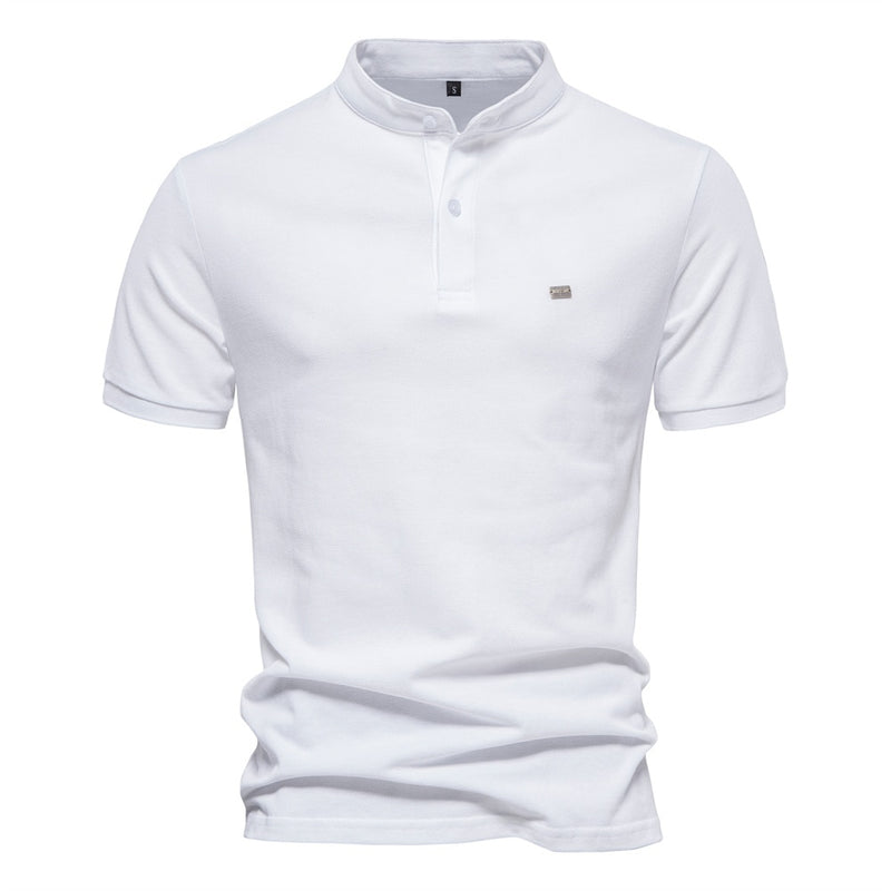 camisa-polo, moda-masculina, elegância-clássica, estilo-sofisticado, peça-iconica, design-minimalista, conforto-elegante, corte-impecável, detalhes-refinados, emblema-bordado, paleta-versátil, casual-elegante, sofisticação-atemporal, clássico-moderno, estilo-profissional, guarda-roupa-versátil, qualidade-premium, atenção-aos-detalhes, autenticidade-distinta, versatilidade-refinada  Editar texto alternativo