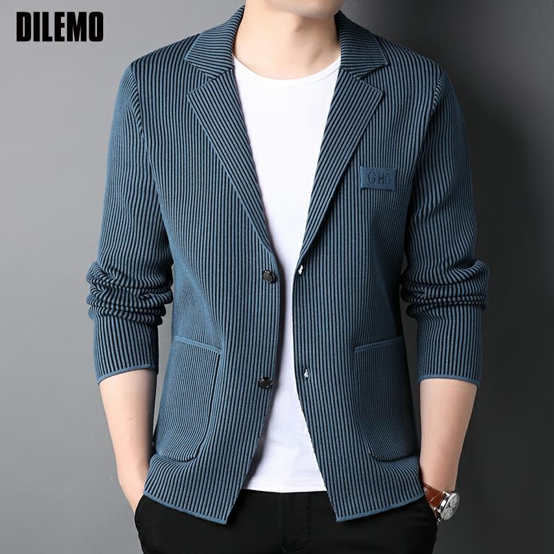 Blazer-Elegante-Alfaiataria-Moderno-CorteAjustado-TecidoPremium-CoresClássicas-Lapelas-TexturaSuave-DetalhesBotões-EstiloVersátil-SilhuetaMarcante-ElegânciaContemporânea-TendênciaFashion-AcabamentoImpecável-EssencialNoGuardaRoupa-Formalidade-Sofisticação-Distinto-UsoProfissional-CombinaçãoCamisa-EstiloRefinado-CasualChic-LookVersátil-Autêntico-ConfortoElegante-PersonalidadeNoVestuário-DetalhesLapela-ForroAltaQualidade-TonsClássicos-DesignExclusivo-VersatilidadeModa-EstiloExecutivo-TecidoLuxuoso