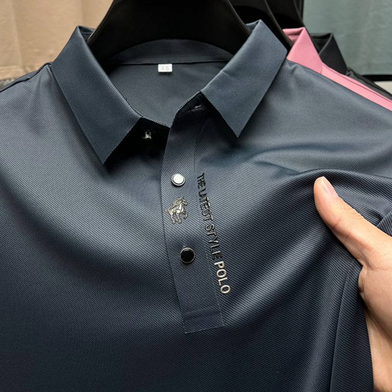 camisa-polo, moda-masculina, elegância-clássica, estilo-sofisticado, peça-iconica, design-minimalista, conforto-elegante, corte-impecável, detalhes-refinados, emblema-bordado, paleta-versátil, casual-elegante, sofisticação-atemporal, clássico-moderno, estilo-profissional, guarda-roupa-versátil, qualidade-premium, atenção-aos-detalhes, autenticidade-distinta, versatilidade-refinada  Editar texto alternativo